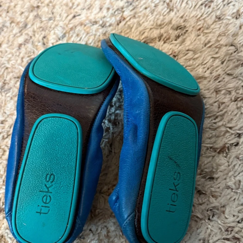 Womens cobalt blue Tieks—size 7.  Gently worn. Excellent used condition. - Picture 2 of 2